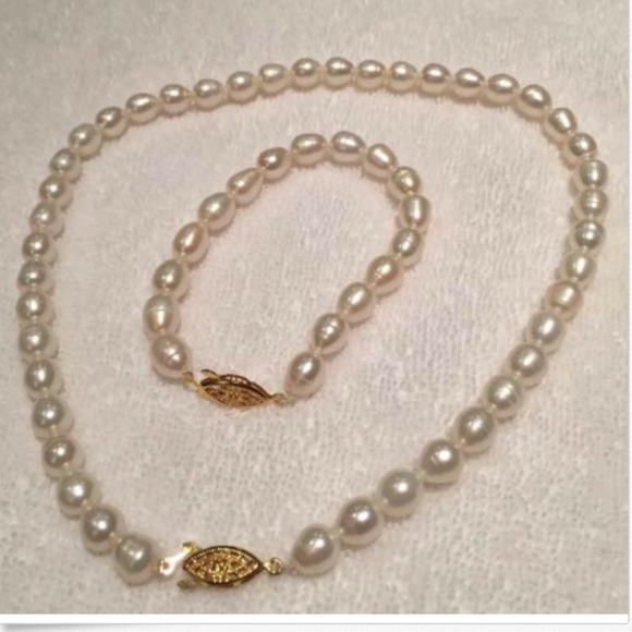 Marshall Fields Jewelry - Authentic Teardrop Pearl Necklace/Bracelet Set